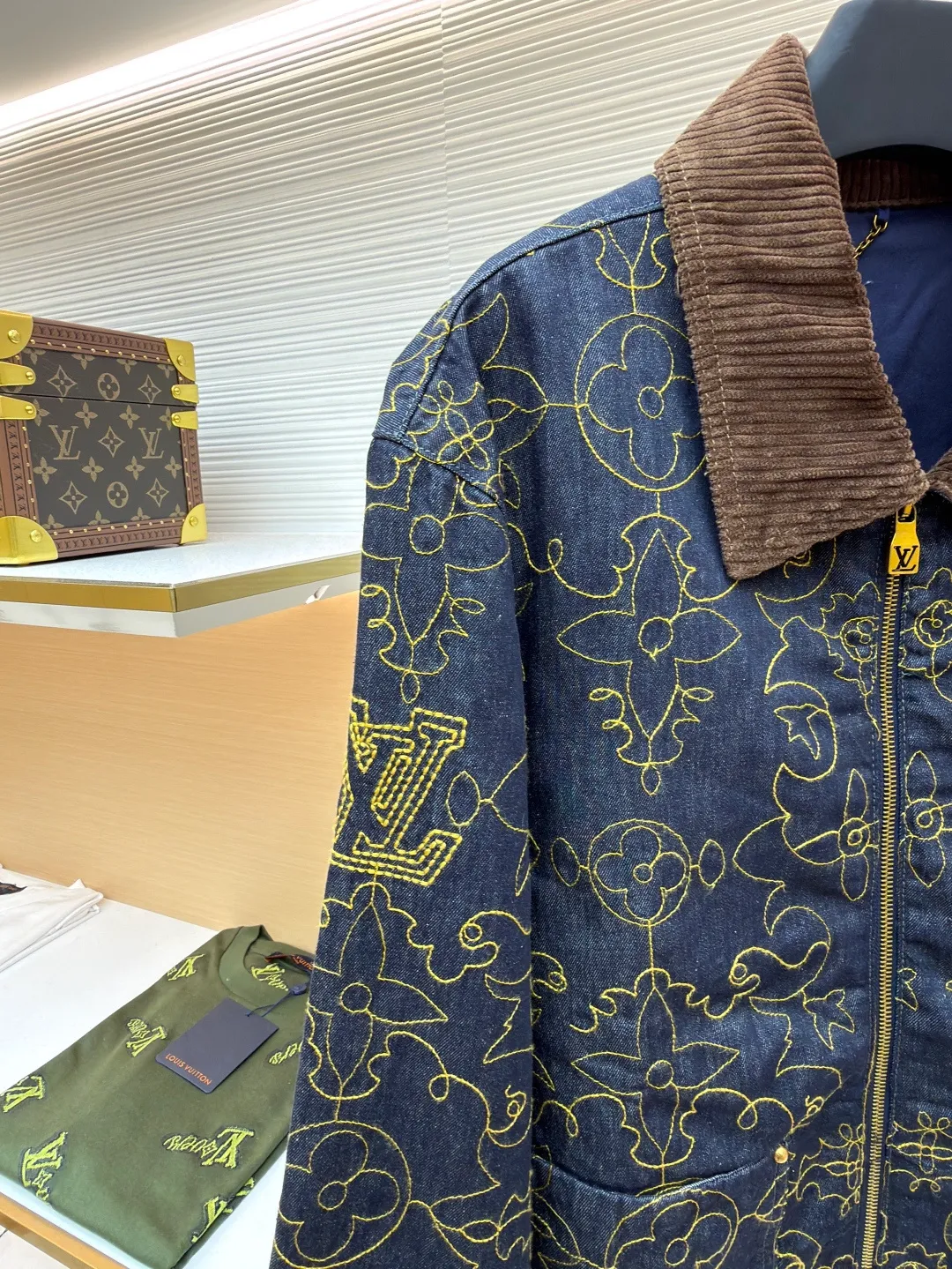 LOUIS VUITTON black and gold line embroidered lapel denim jacket ●Original version: purchased and developed by 22909 ●Item number: 1681009-C60 ●Fabric: denim fabric ●Technology: embroidery production ●Version: fitted version ●Weight: about 845 grams ●Size: 46-48-50-52 ●Description: Monogram elements blend with western style. The pockets and hem are intricately embroidered with contrasting yarn. The pattern processing code is used to position each piece. An imported extended single-arm embroidery machine is used to accurately position the flat embroidery process. The ready-made garments ensure that the joints of each piece are accurately aligned. Brand logo on the chest and back, Saddle embossed patch on one of the pockets, corduroy collar, chest patch pockets, zipper front with engraved zipper pull, and inner lining for added comfort. The overall wiring is straight and delicate, the fabric is comfortable and soft, and the color is consistent without color difference. It can be matched with the same style to create a fashionable look and control various occasions. Customized accessories, complete with three standards, same style for men and women!
